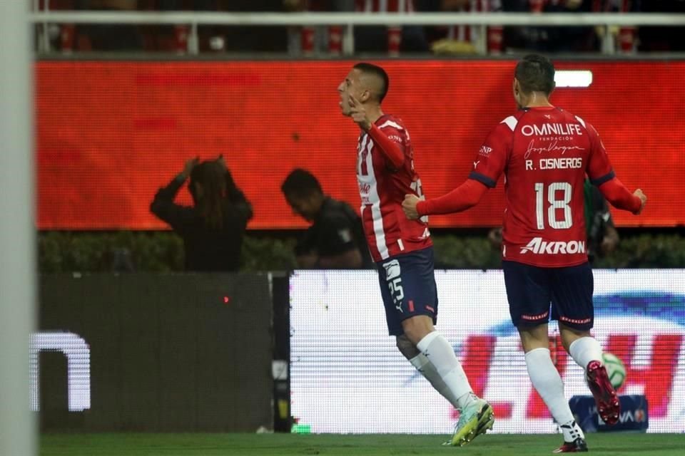 Roberto Alvarado abrió el marcador para las Chivas con un zurdazo muy bien colocado.