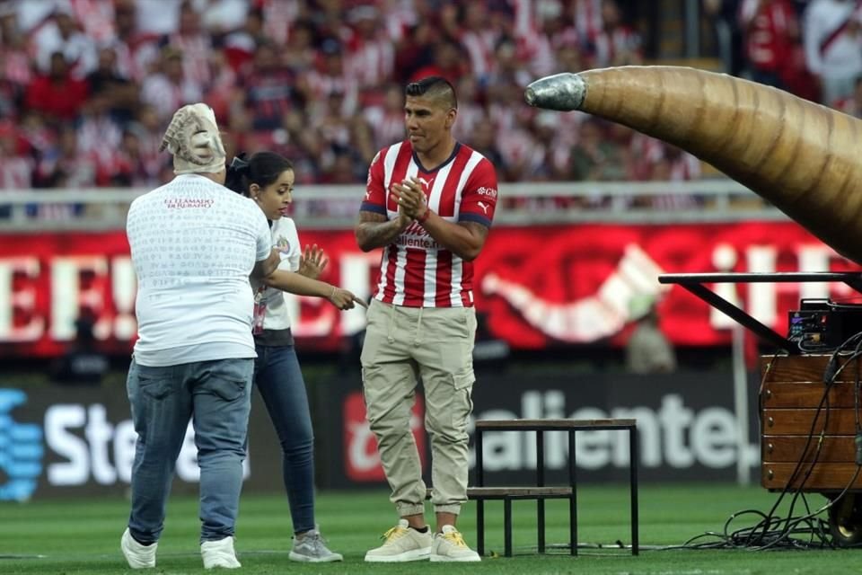 Carlos Salcido hizo el llamado como ya es costumbre en cada juego de Chivas en casa.