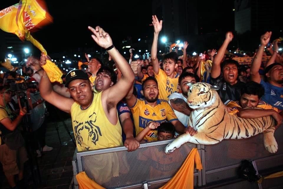 Así celebró la afición de Tigres en la Macro tras el silbatazo final que marcó la octava estrella de Tigres.