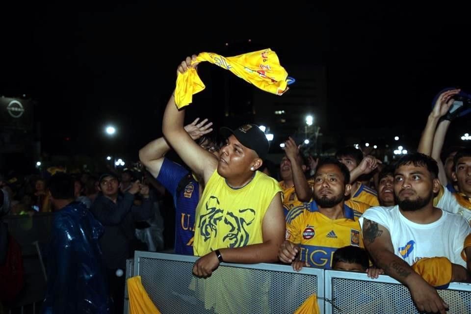 Así celebró la afición de Tigres en la Macro tras el silbatazo final que marcó la octava estrella de Tigres.