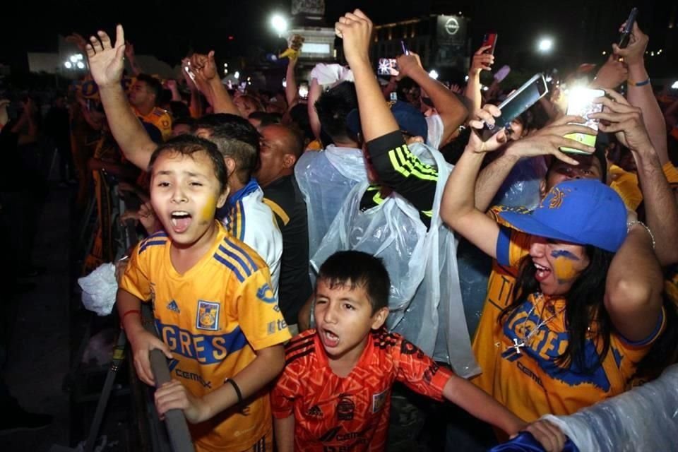 Así celebró la afición de Tigres en la Macro tras el silbatazo final que marcó la octava estrella de Tigres.