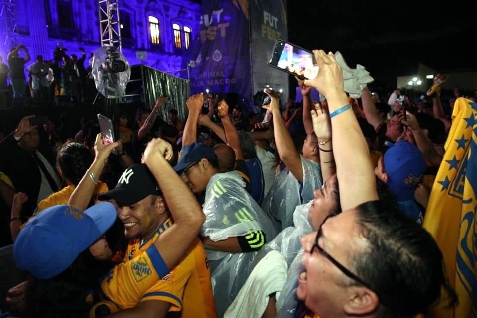 Así celebró la afición de Tigres en la Macro tras el silbatazo final que marcó la octava estrella de Tigres.