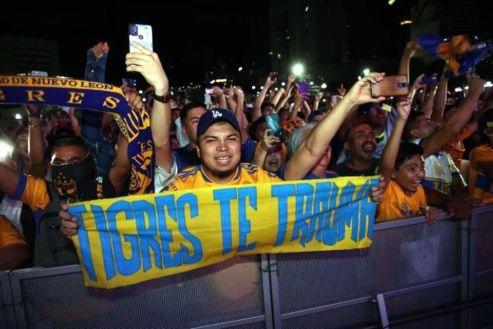 Así celebró la afición de Tigres en la Macro tras el silbatazo final que marcó la octava estrella de Tigres.