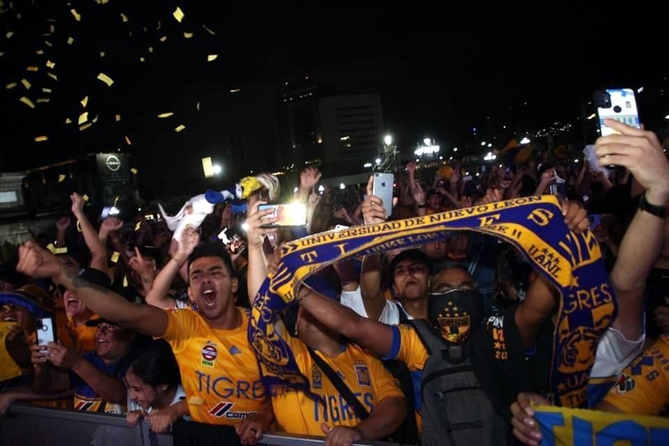 Así celebró la afición de Tigres en la Macro tras el silbatazo final que marcó la octava estrella de Tigres.