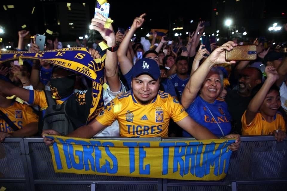 Así celebró la afición de Tigres en la Macro tras el silbatazo final que marcó la octava estrella de Tigres.