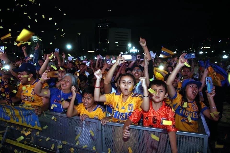 Así celebró la afición de Tigres en la Macro tras el silbatazo final que marcó la octava estrella de Tigres.