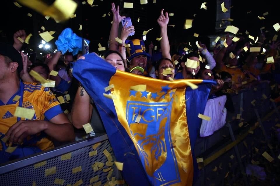 Así celebró la afición de Tigres en la Macro tras el silbatazo final que marcó la octava estrella de Tigres.