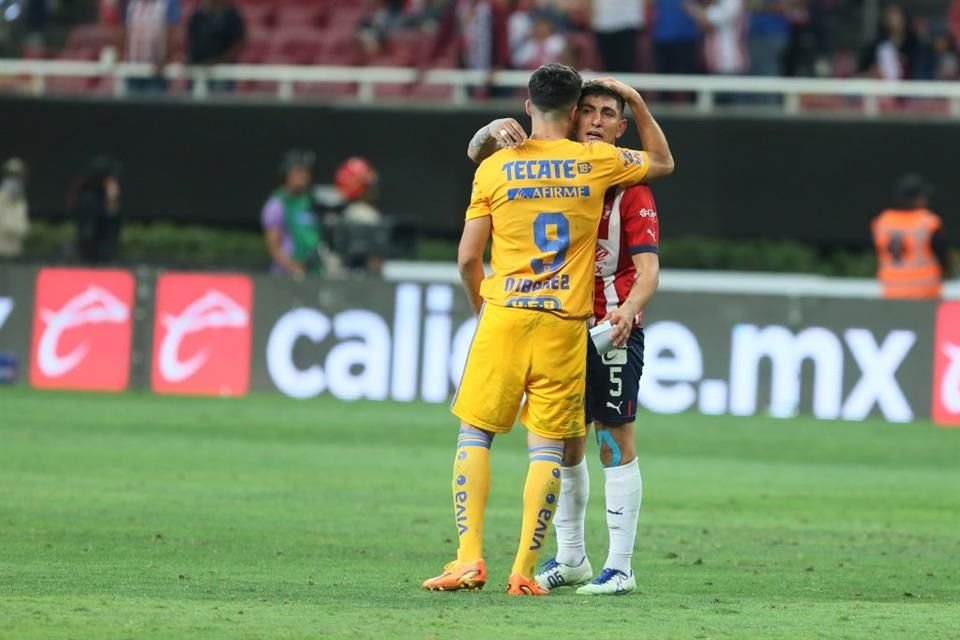 Nico Ibáñez abraza a Víctor 'Pocho' Guzmán.