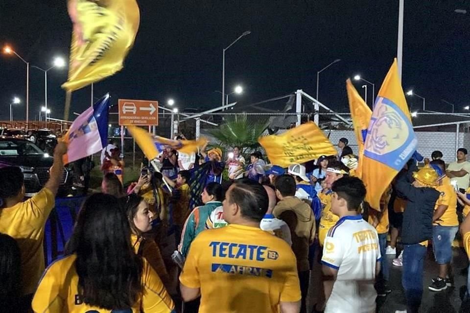 Muchos aficionados esperaron varias horas y se quedaron sin ver al equipo.