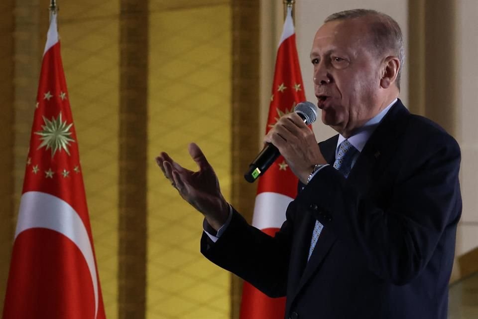 El Presidente de Turquía durante un discurso ante sus seguidores después su victoria en la segunda vuelta de las elecciones presidenciales.