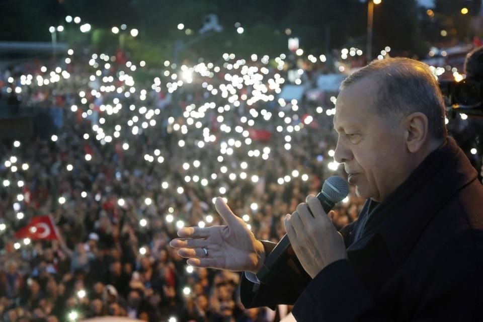 El Presidente de Turquía durante un discurso frente a seguidores, afuera de su redisencia en Estambul, el 28 de mayo.