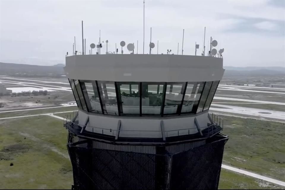 Hay un déficit de 500 controladores aéreos en México, lo que afecta la gestión del tráfico aéreo.