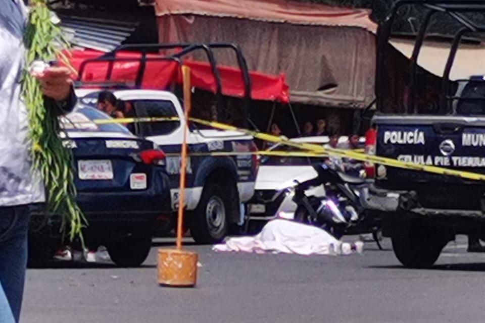 El joven perdió el control y azotó sobre el pavimento, mientras que los agresores huyeron.