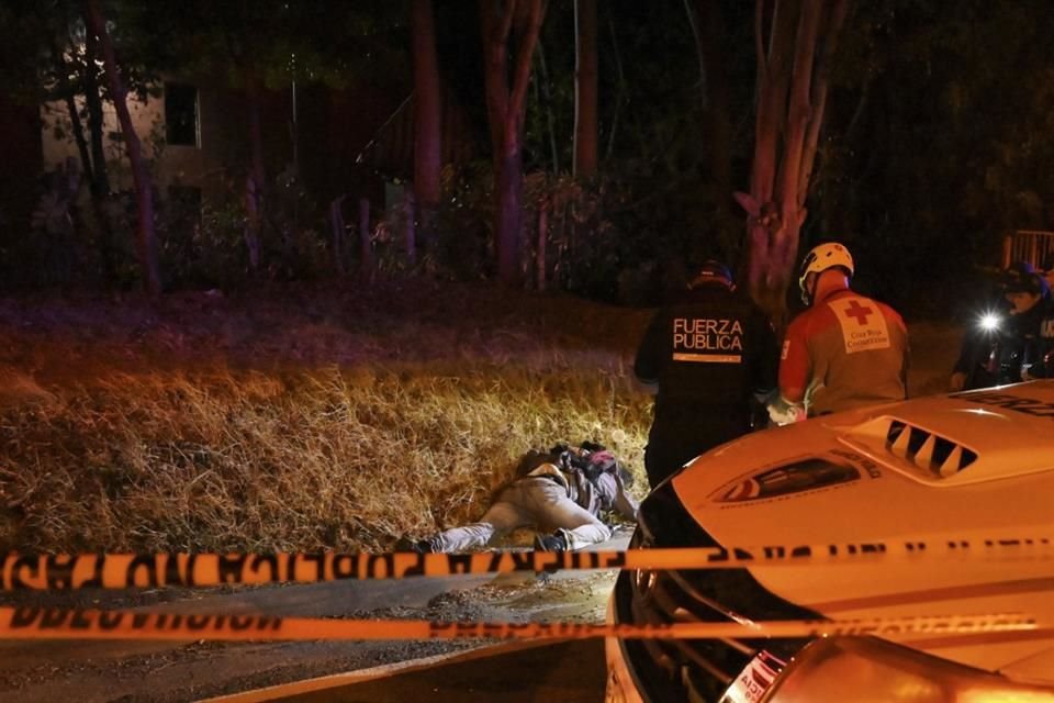 Policías investigan en la escena del crimen de un supuesto ladrón que murió después de un robo en un autobús en San José, Costa Rica, el 6 de febrero de 2023.