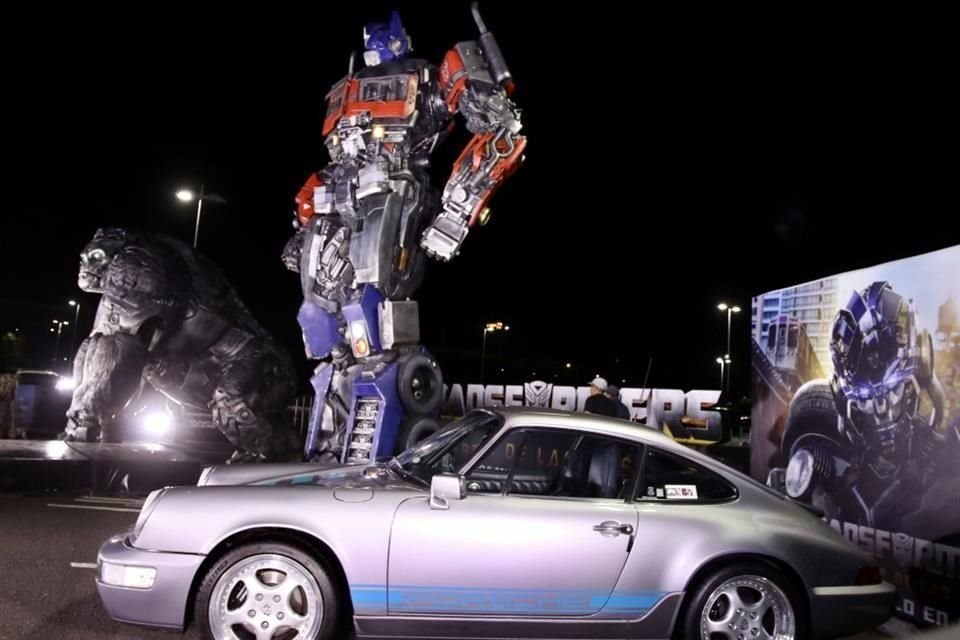 Los fans pudieron disfrutar de las estatuas gigantes y los autos de 'Transformers', colocados afuera de la plaza.