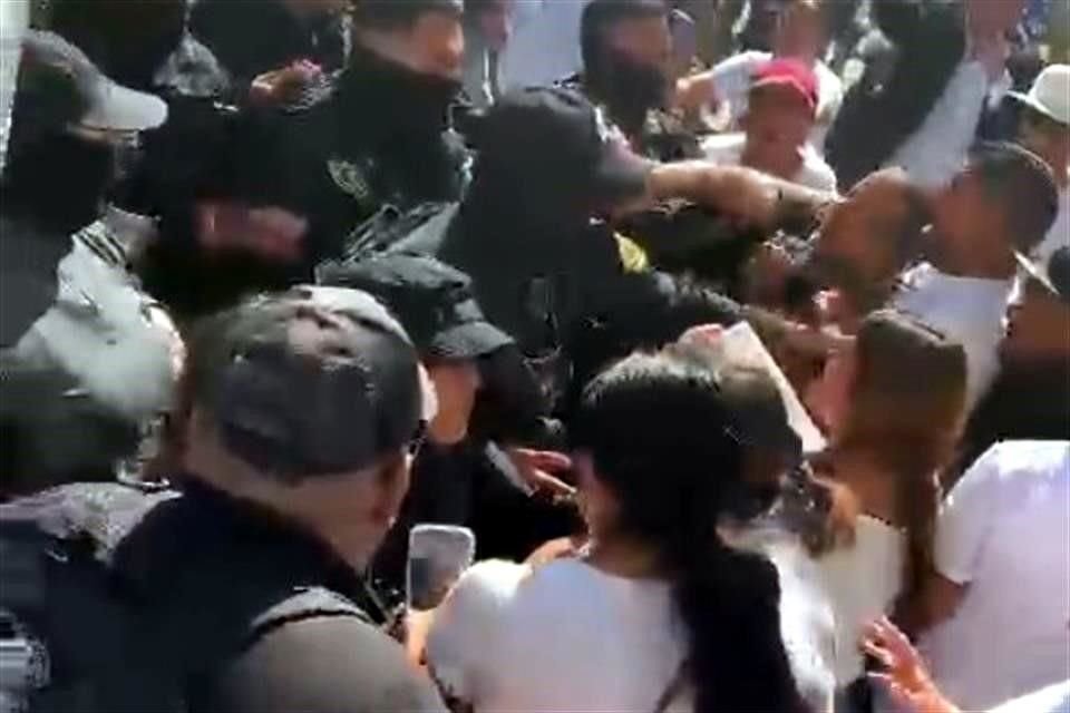 En la manifestación hubo diversos forcejeos e insultos de parte de policías.