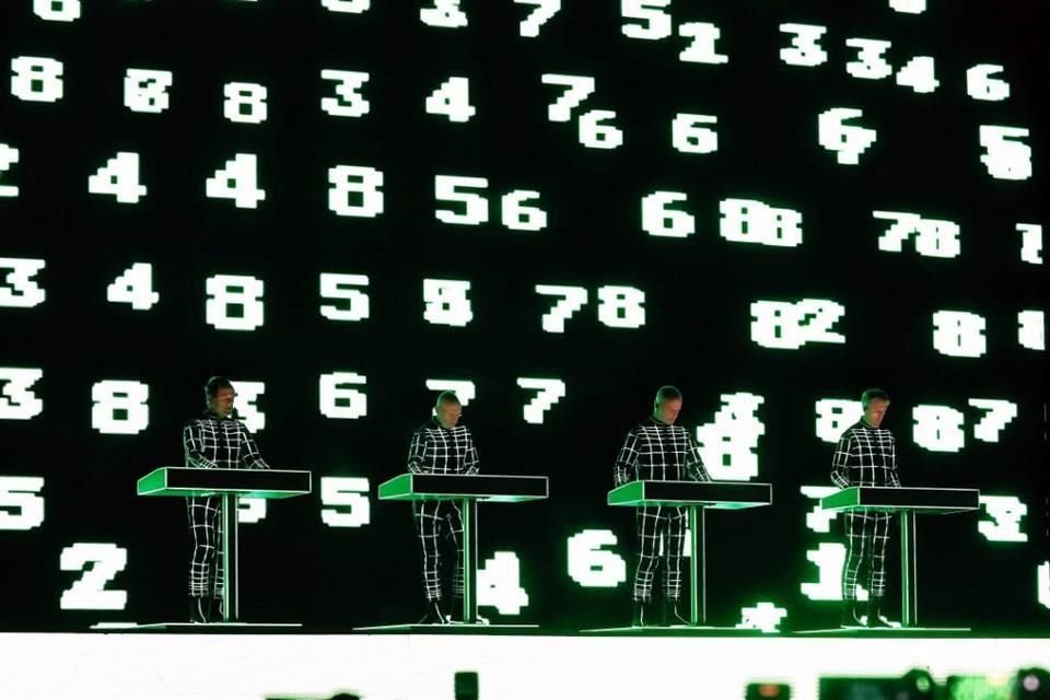 Números del 1 al 8, código binario, un aluvión de dígitos al estilo de un sudoku, inundaron las pantallas del lugar.