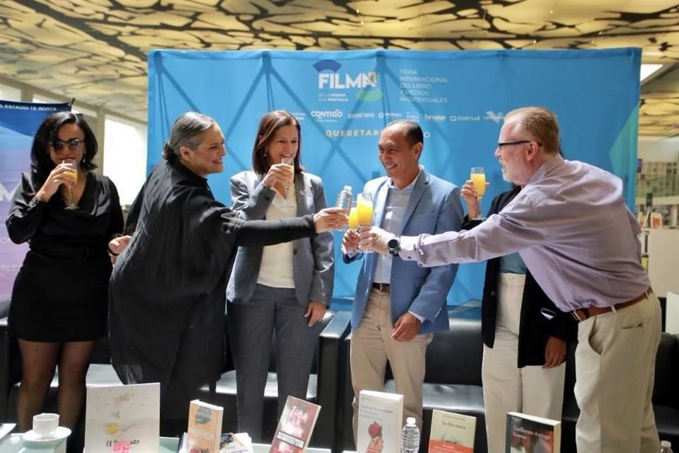 Tras la presentación de la primera edición de la FILMAQ, en la Librería Rosario Castellanos del FCE, los organizadores convocaron a un brindis.