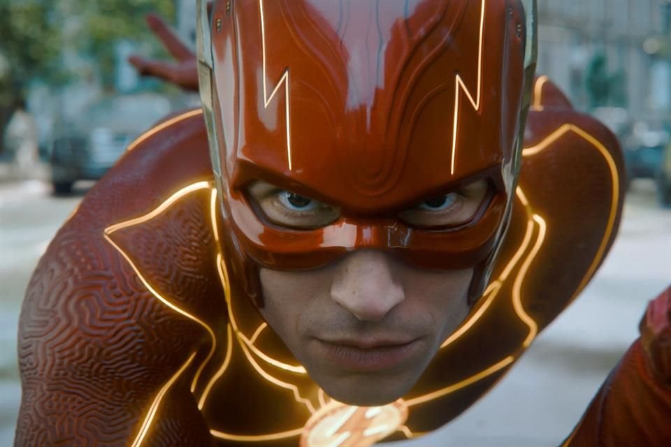 Andy Muschietti, director de 'Flash', dijo que Ezra Miller seguirá interpretando al superhéroe de DC, pese a sus escándalos.