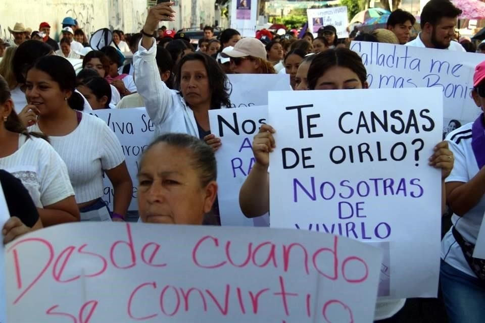 Por casi media hora, amigos y familiares de Sandra Analí Ramírez bloquearon la Avenida Vallarta en Jocotán, para exigir su localización.