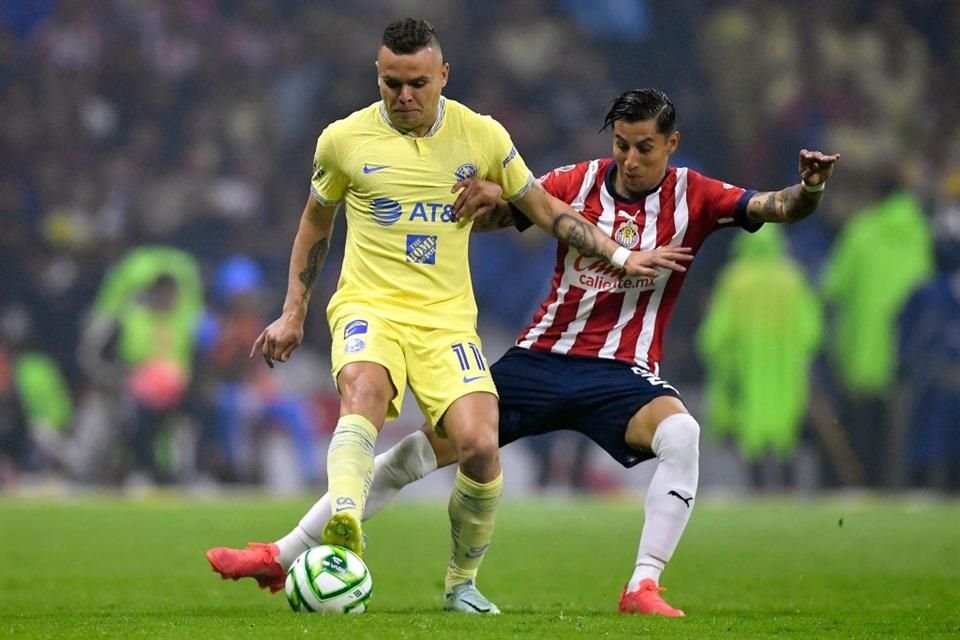 Siete a ocho meses fuera de las canchas estará Carlos Cisneros de Chivas, tras una intervención quirúrgica por una lesión de rodilla.