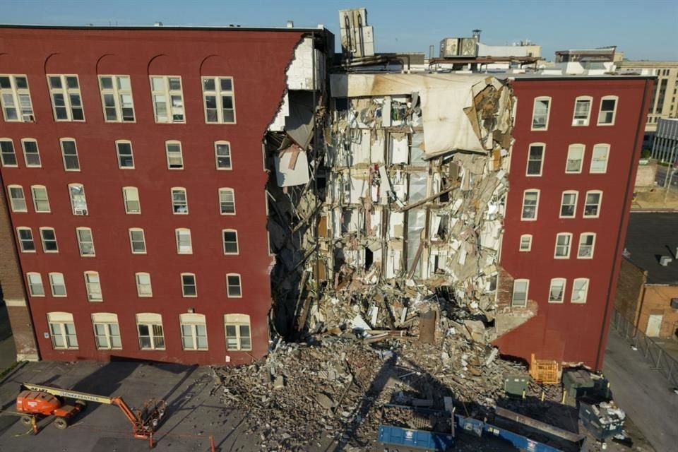 Un edificio de apartamentos que colapsó parcialmente en Davenport, Iowa.