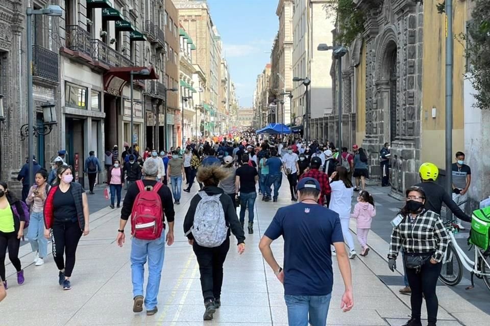 Locales comerciales lucen atiborrados de personas que aprovecharon las vacaciones de Semana Santa para adquirir ropa, zapatos u otros artículos, en el Centro Histórico.