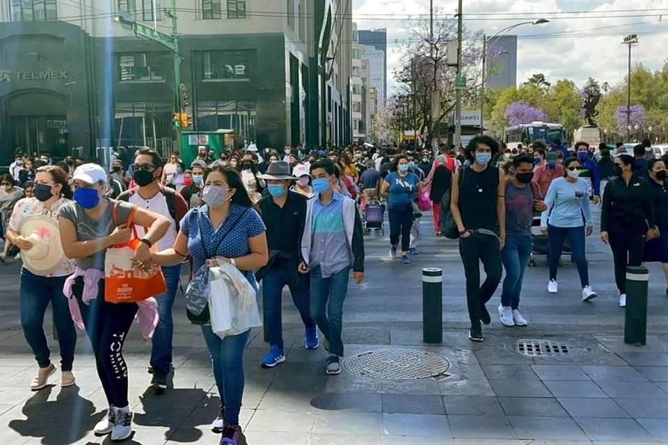 En el otro extremo de la vía, en su cruce con Eje Central, las personas olvidan la sana distancia en uno de los cruces más concurridos de la Ciudad.