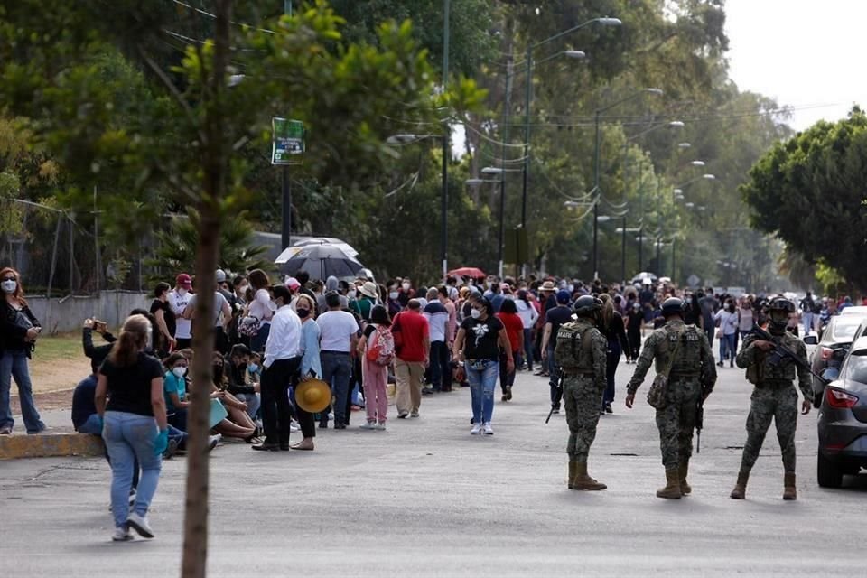 Los trabajadores de la salud acudieron a la Escuela Naval para exigir vacunas contra Covid.
