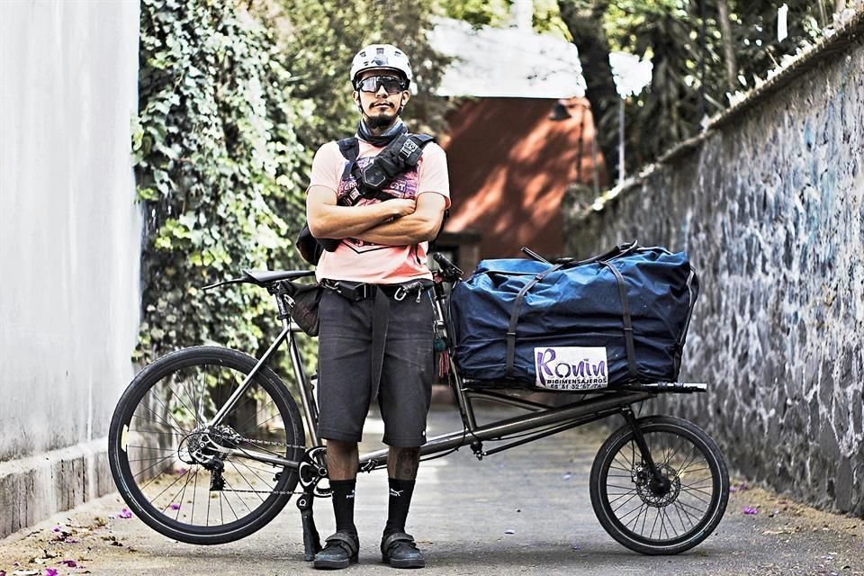 A través de Ronin Bicimensajeros, la cultura y la bicicleta van de la mano. 'Pueden empatar bastante bien', opina Omar Orozco.