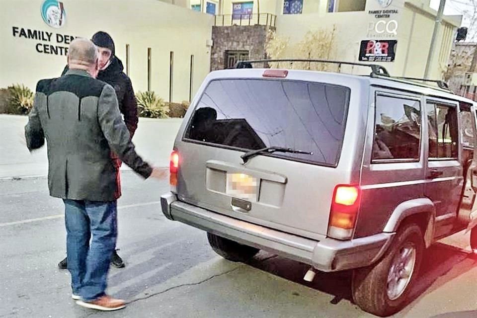 Paisanos captaron hace días cuando un criminal (de frente) los extorsionó en Nuevo Laredo.