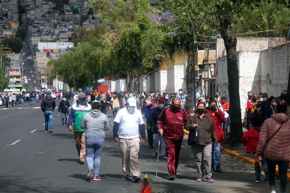 Vecinos de Gustavo A. Madero hicieron fila desde temprano.