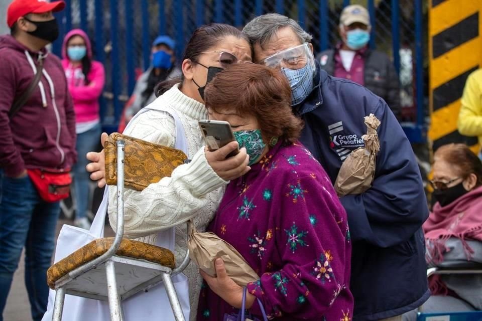 En Iztapalapa, adultos mayores se muestran conmovidos por haber sido inmunizados.