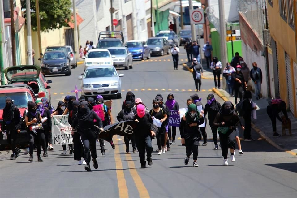 La manifestación fue convocada por colectivos separatistas denominados radicales, quienes salieron desde el Parque Cuauhtémoc hacia el Centro de Justicia para Mujeres en Toluca.