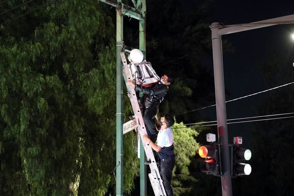 En el cruce de Avenida San  Juan de Aragón y Avenida Gran Canal, lugar en donde murió Gerardo, repartidor de Uber Eats,fue colgada una mochila y un casco de color blanco