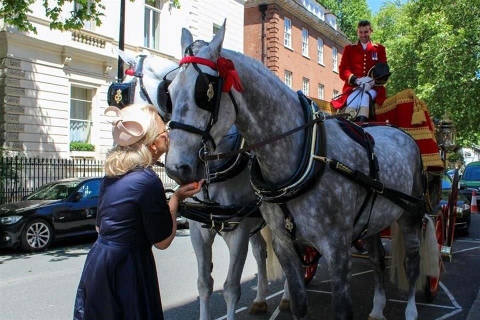 En la foto, la Embajadora mexicana besa a uno de los caballos que la transportaron.