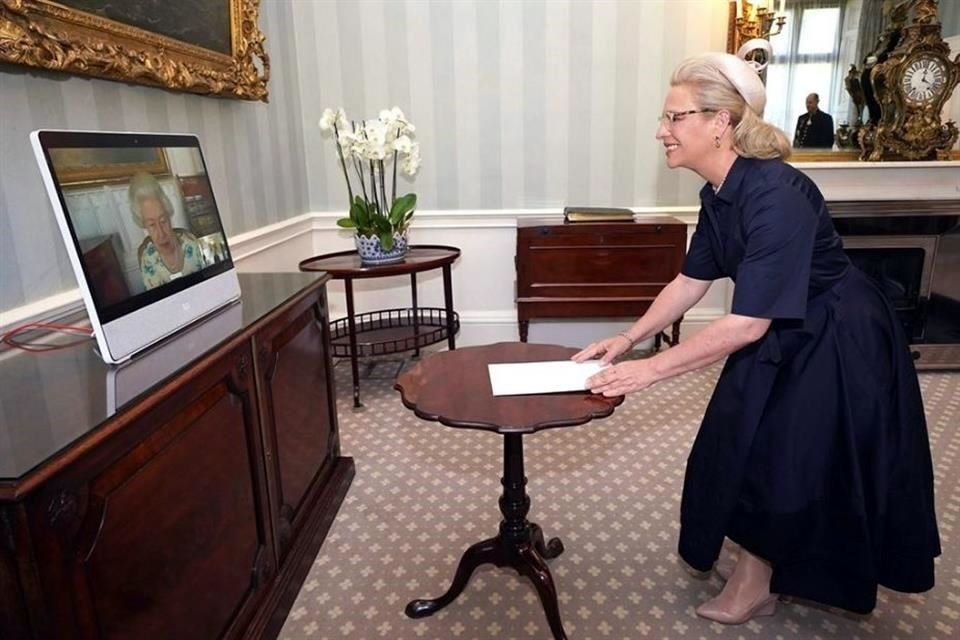 Por la pandemia de Covid-19, la Reina recibe a los embajadores de forma virtual.