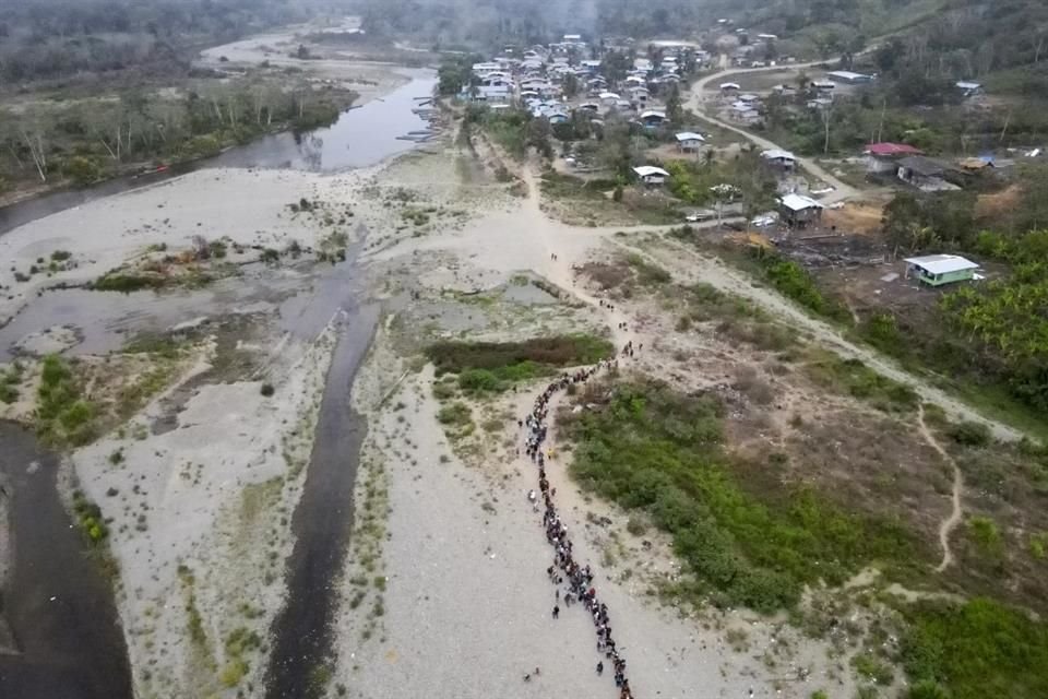 Migrantes hacen fila para tomar un bote hacia Lajas Blancas en Bajo Chiquito, en la provincia del Darién, Panamá, el 7 de mayo de 2023.