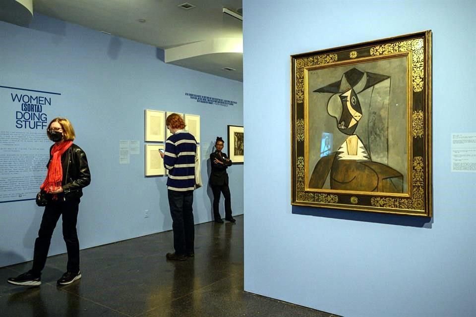 La obra de Picasso 'Mujer en gris' cohabita en la exposición con piezas de artistas mujeres que no gozaron del mismo apoyo que el artista español en su época.