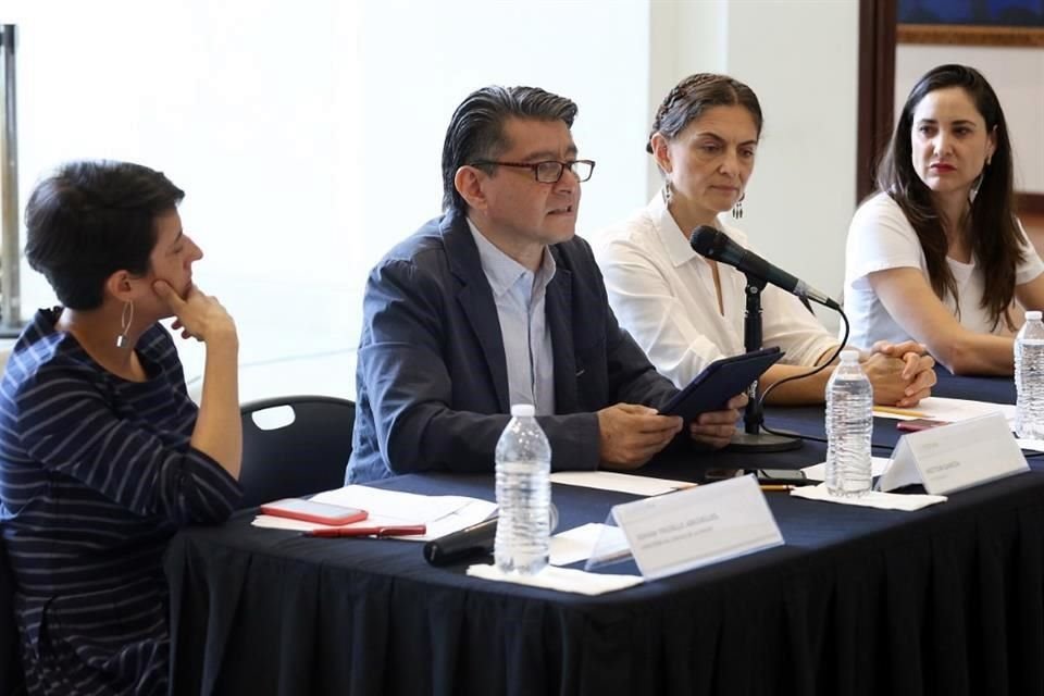 Johan Trujillo, directora del Centro de la Imagen; Héctor García hijo; Marina Núñez Bespalova, subsecretaria de Desarrollo Cultural de la SC, y Claudia Curiel de Icaza, Secretaria de Cultura de la Ciudad de México, durante la conferencia de prensa.