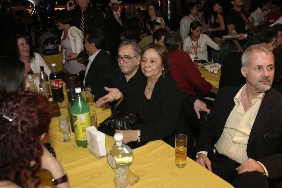 Padilla López incluso trajo a Gabriel García Márquez (centro) a un Festival de Cine, en 2006, aquí en el Salón Veracruz.