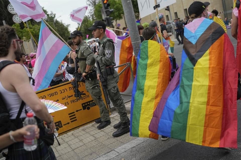 Policías israelíes resguardan una marcha del Orgullo en Jerusalén.