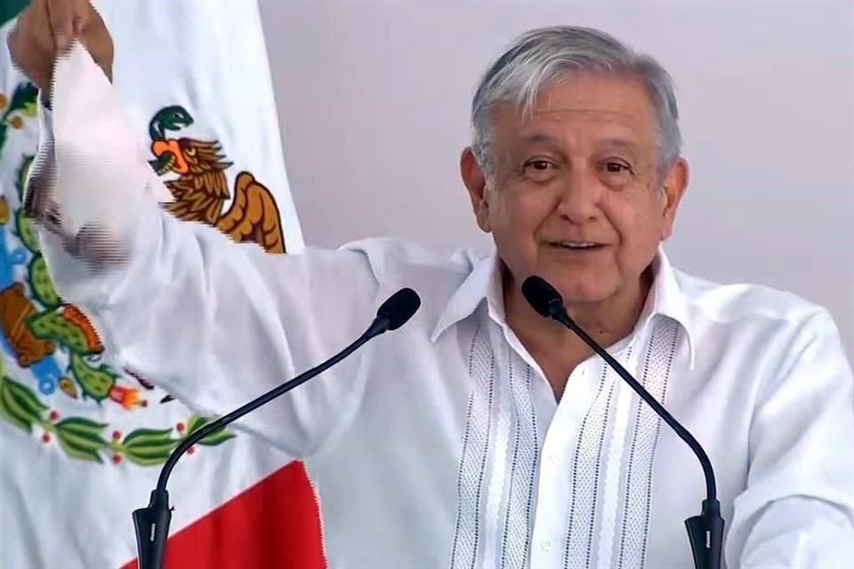 El Presidente agitó un pañuelo blanco, durante un acto en Puebla en 2019, en señal de que se había acabado con la corrupción.