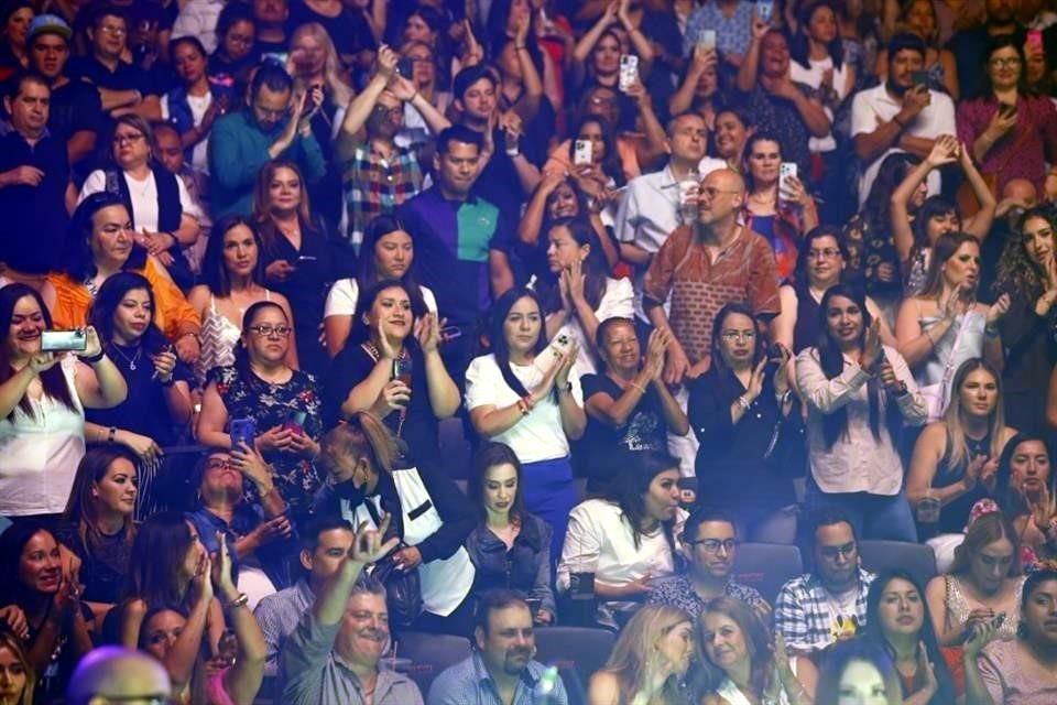 Todos bailaron y cantaron muy felices durante el concierto iniciado a las 23:32 horas con 'La Ocasión Para Amarnos'.