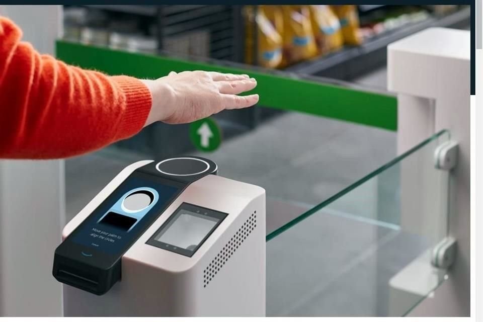 Amazon One es un escáner que puede identificar a las personas en función de la palma de su mano y permitirles realizar pagos sin tocar sus billeteras.