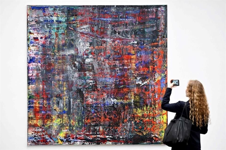 La muestra tiende un diálogo entre artistas jóvenes y consagrados, como el pintor alemán  Gerhard Richter, autor de   'Abstraktes Bild (2017)'.