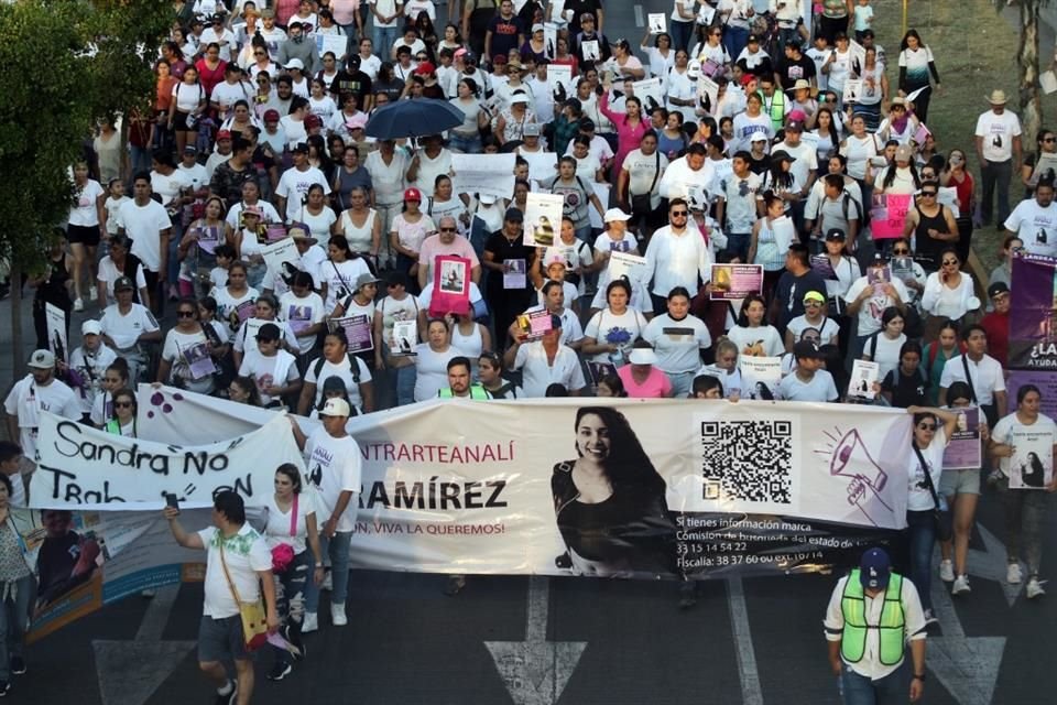 Familiares y amigos de Sandra Analí Ramírez Hernández se manifestaron estge viernes en Avenida Vallarta.