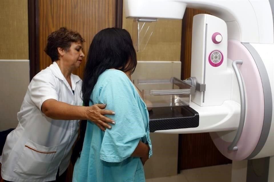La Secretaría de Economía suprimió 35 NOMs, entre ellas, las relativas a diversos tipos de cáncer; especialistas señalan que la atención a estos padecimientos estará a la deriva.