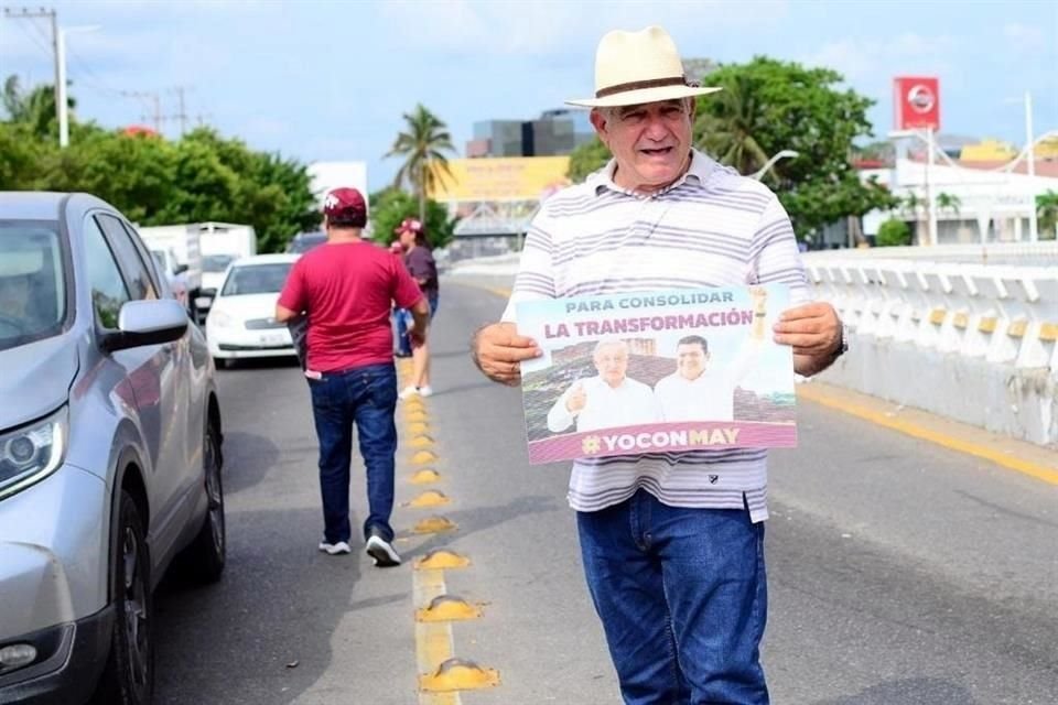 Ramiro López Obrador, hemano de AMLO, repartió calcomanías y volantes de aspirantes morenistas.