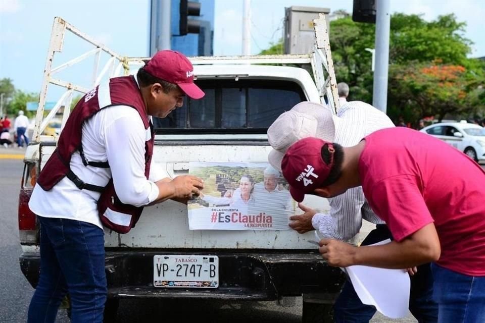 El hemano del Presidente desobedeció orden del INE y de Morena de frenar promoción de aspirantes.